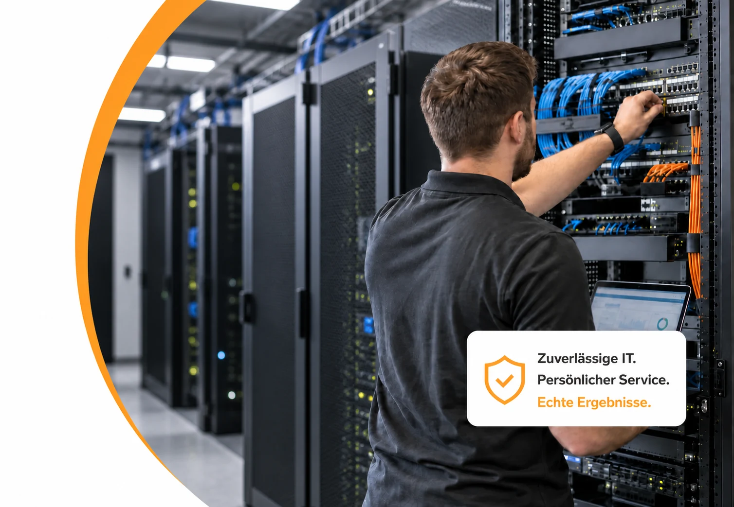 Systemintegrator bei der Arbeit an professioneller Netzwerktechnik für NIVAKO